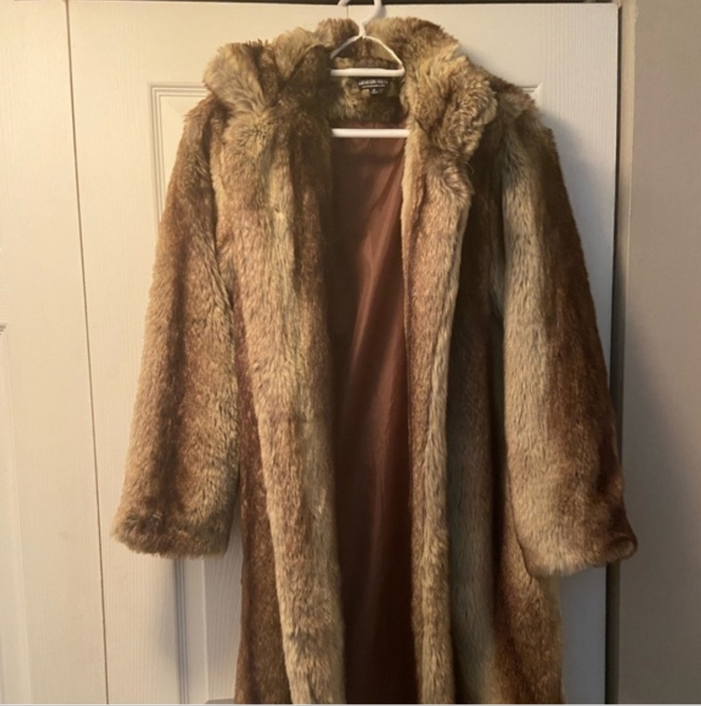 Luxurious Faux Fur Coat in Brown